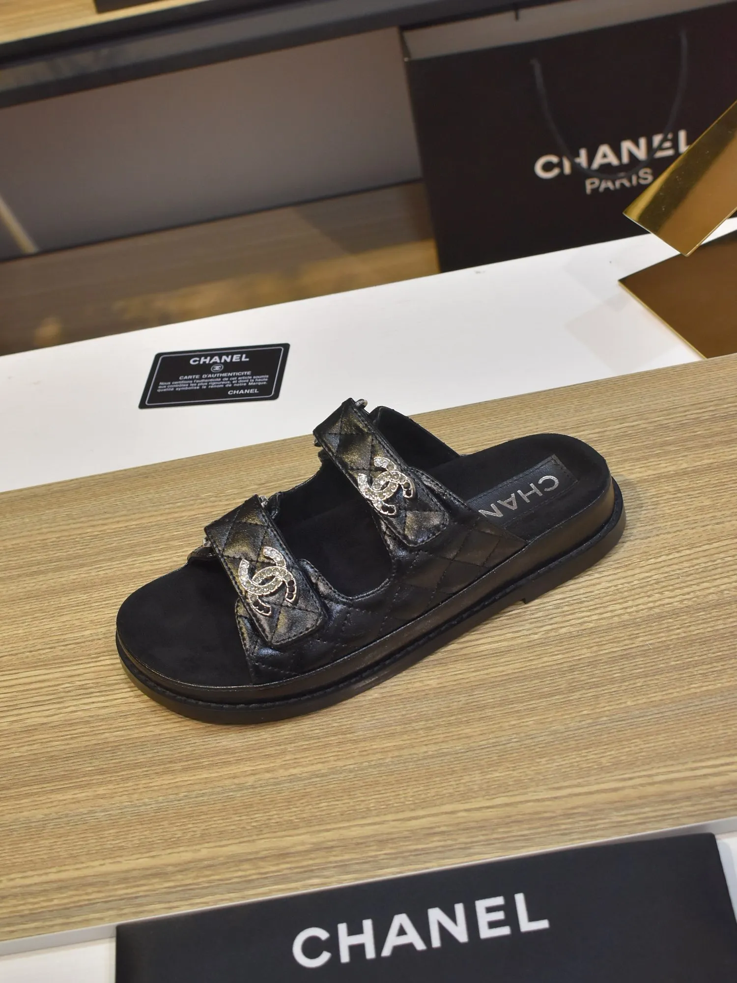 👟👟Ex-factory price 480👟👟 𝑐ℎ𝒶𝓃𝓮𝓁 2025 early spring double pearl latest season new Velcro slippers ————————————❤ European purchasing agent & fragrance grandma’s new fashion latest layout 🔛 Small fragrance sandals that exude lasting charm ~ original development supports any comparison in the market 🆚The so-called smooth and natural lines To restore the original look, many celebrities have recommended it as one of the must-have items for spring. It is super comfortable on the feet! [Top version] ⚫ Size: 35-41 (41-42 customized, non-returnable)